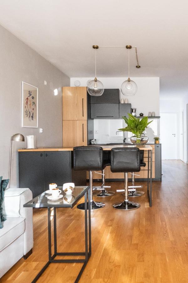 Krucza Apartment ~ Self Check-In 24H ~ Parking And Lift Wroclaw Bagian luar foto